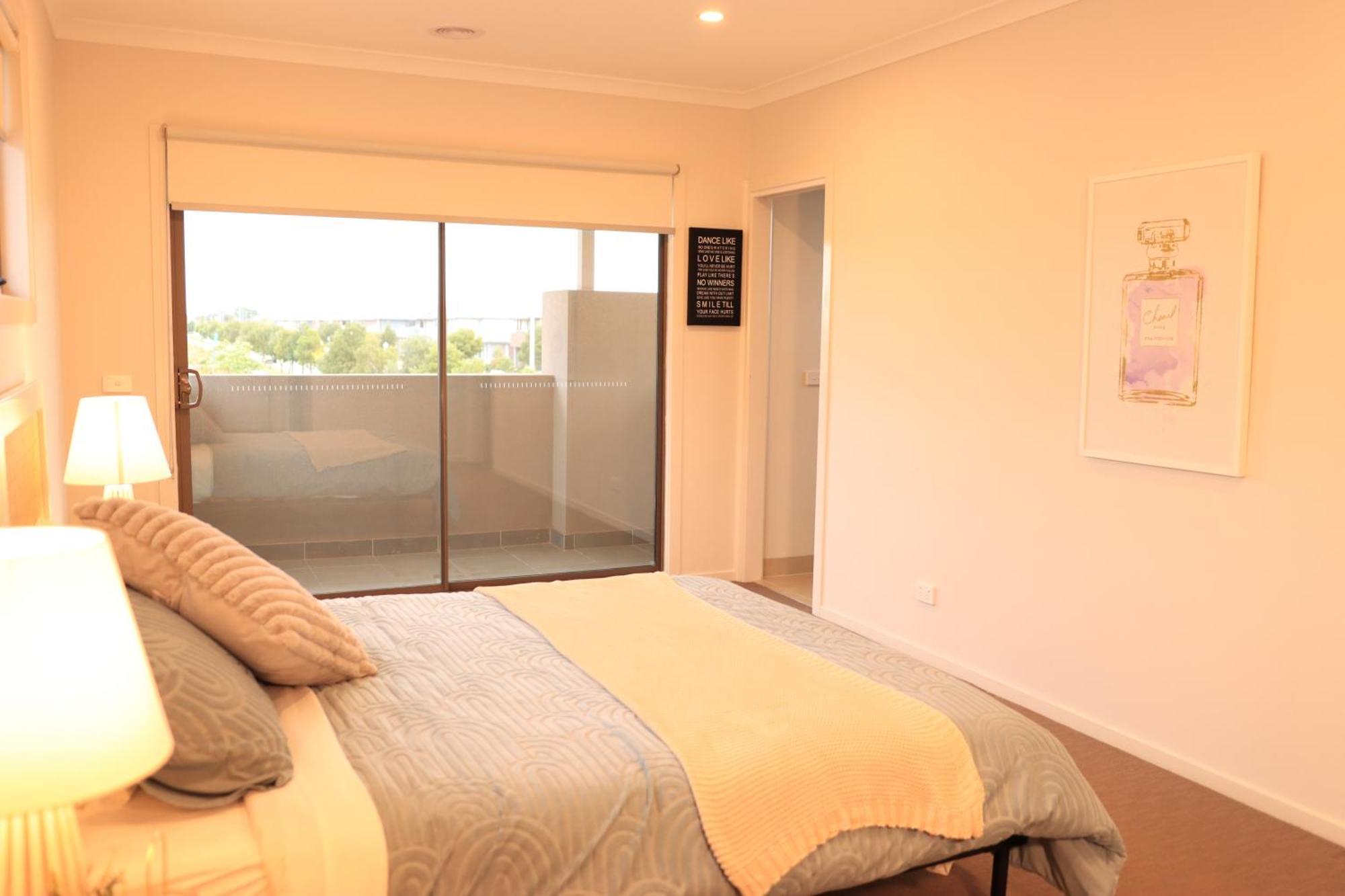 Melbourne Holiday House For 15 Peoples In Sanctuary Lake Point Cook Bagian luar foto